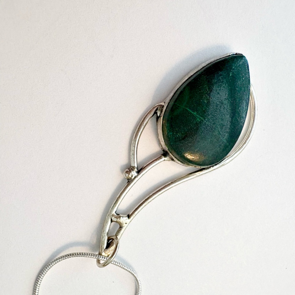 2 inch. 925 marked, Malachite pendant on a silver chain. - Picture 5 of 6